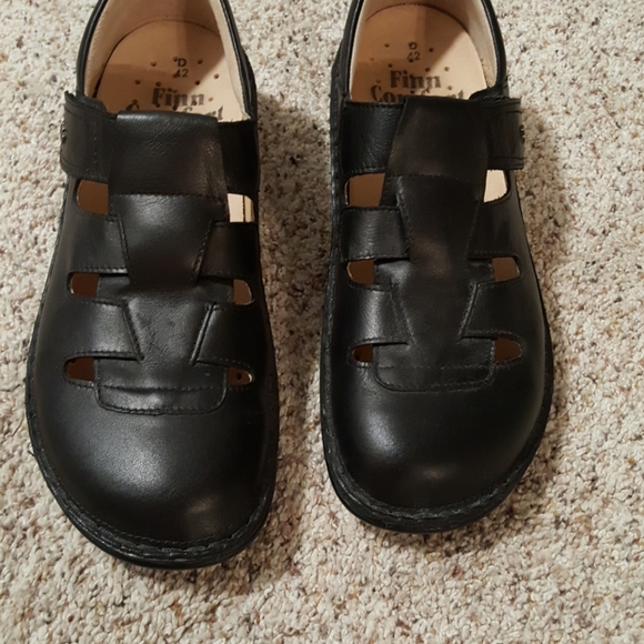 Gently worn Finn Comfort perforated footbed - Picture 3 of 9